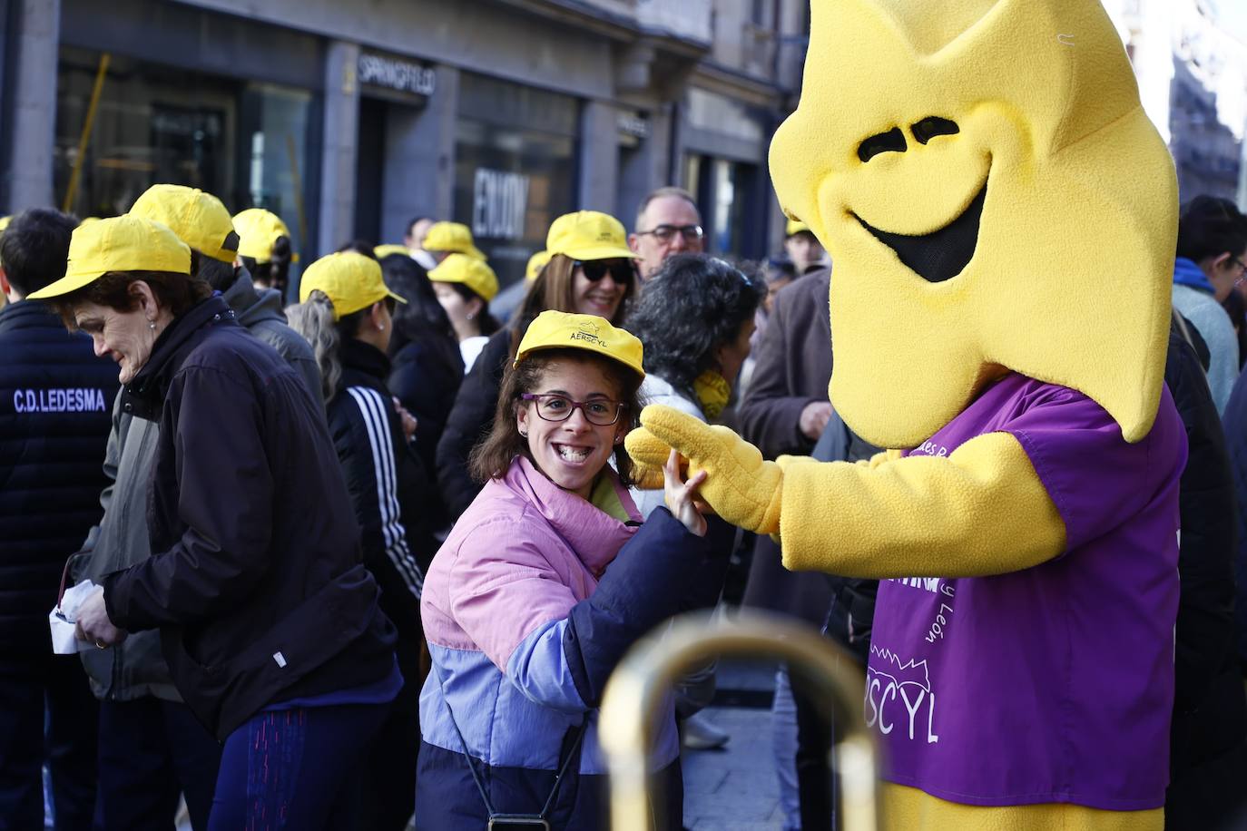 La marcha solidaria por las enfermedades raras &#039;tiñe&#039; de amarillo las calles de Salamanca