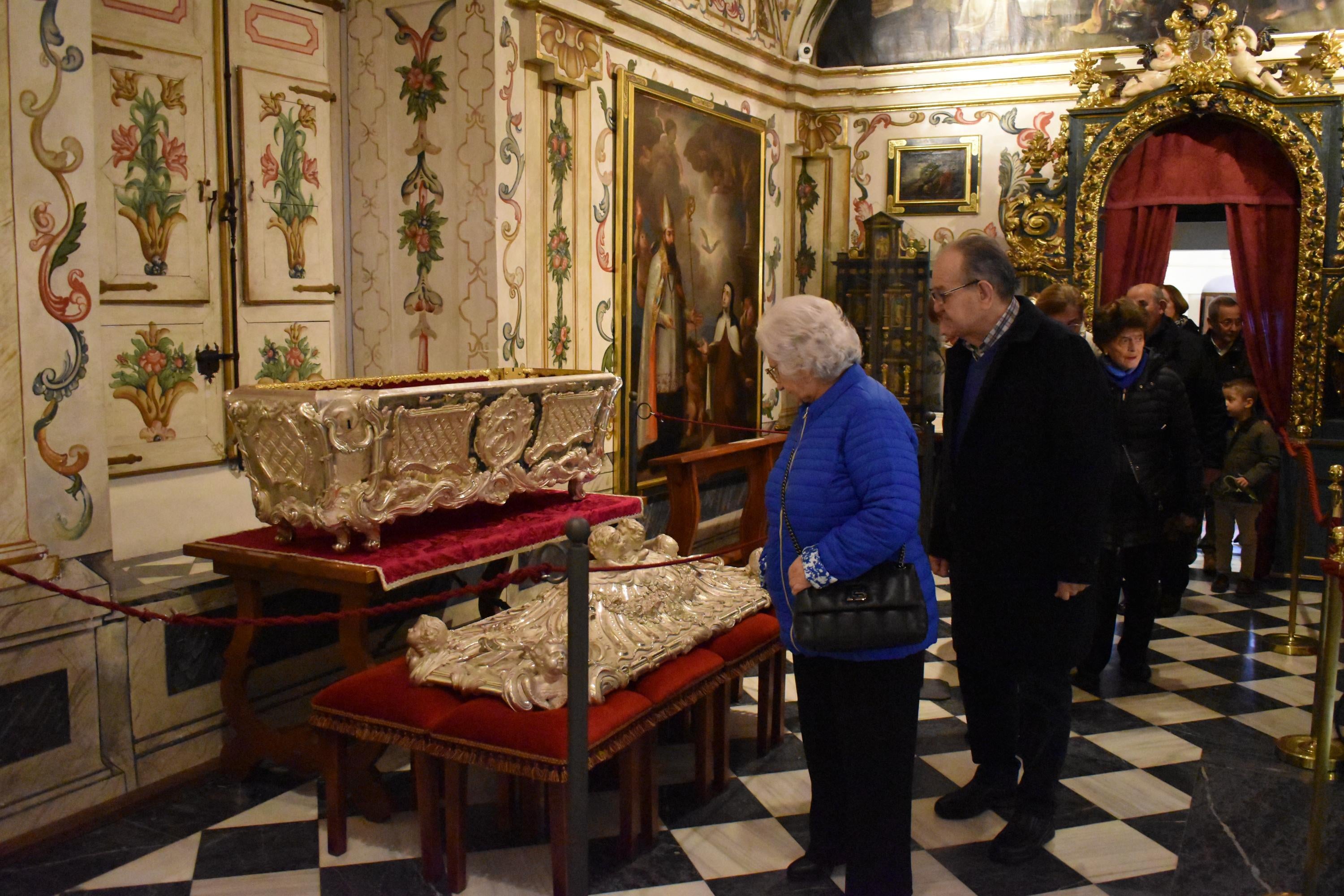 Alba de Tormes venera la urna de plata de Santa Teresa a la espera del cuerpo después de 111 años