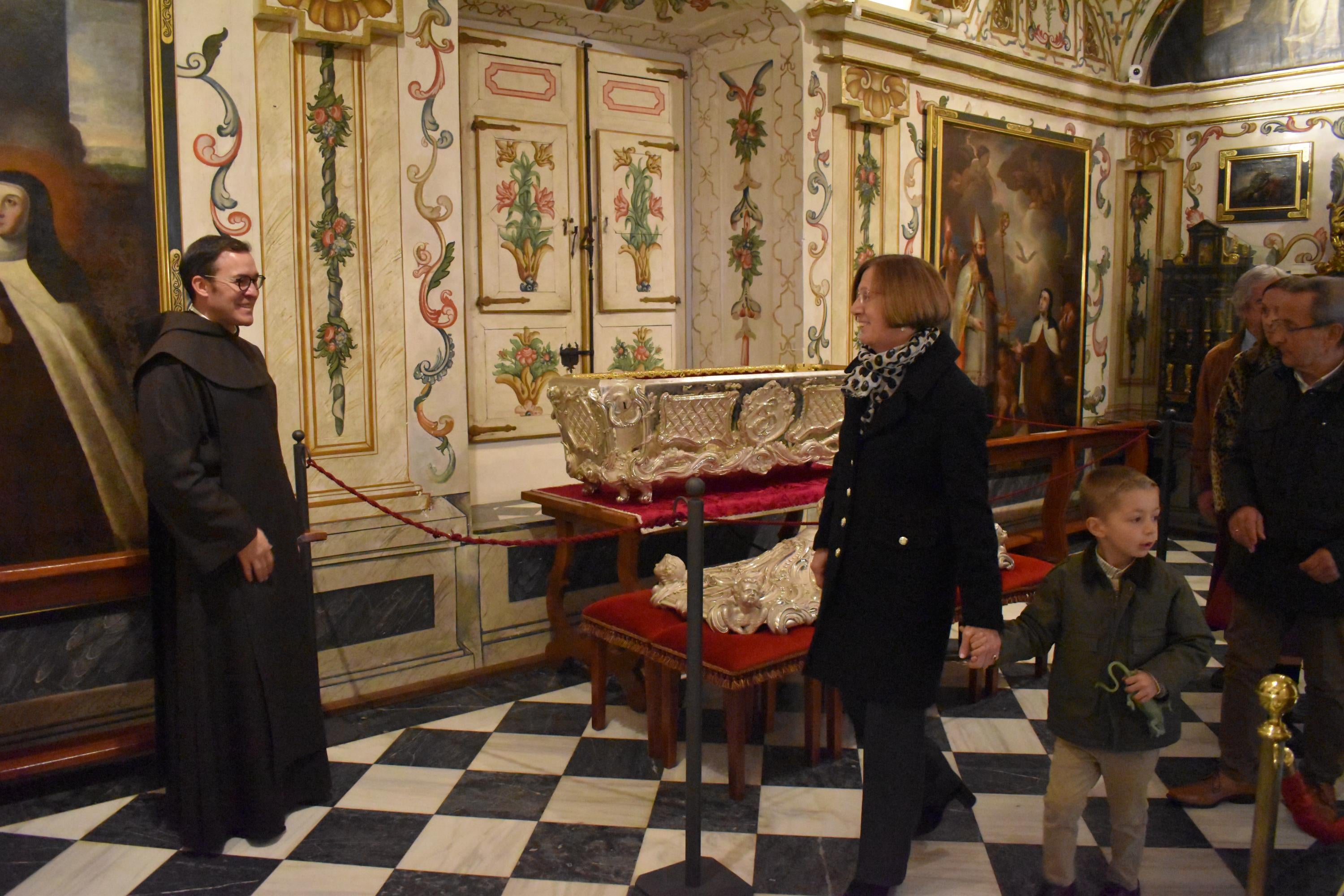 Alba de Tormes venera la urna de plata de Santa Teresa a la espera del cuerpo después de 111 años