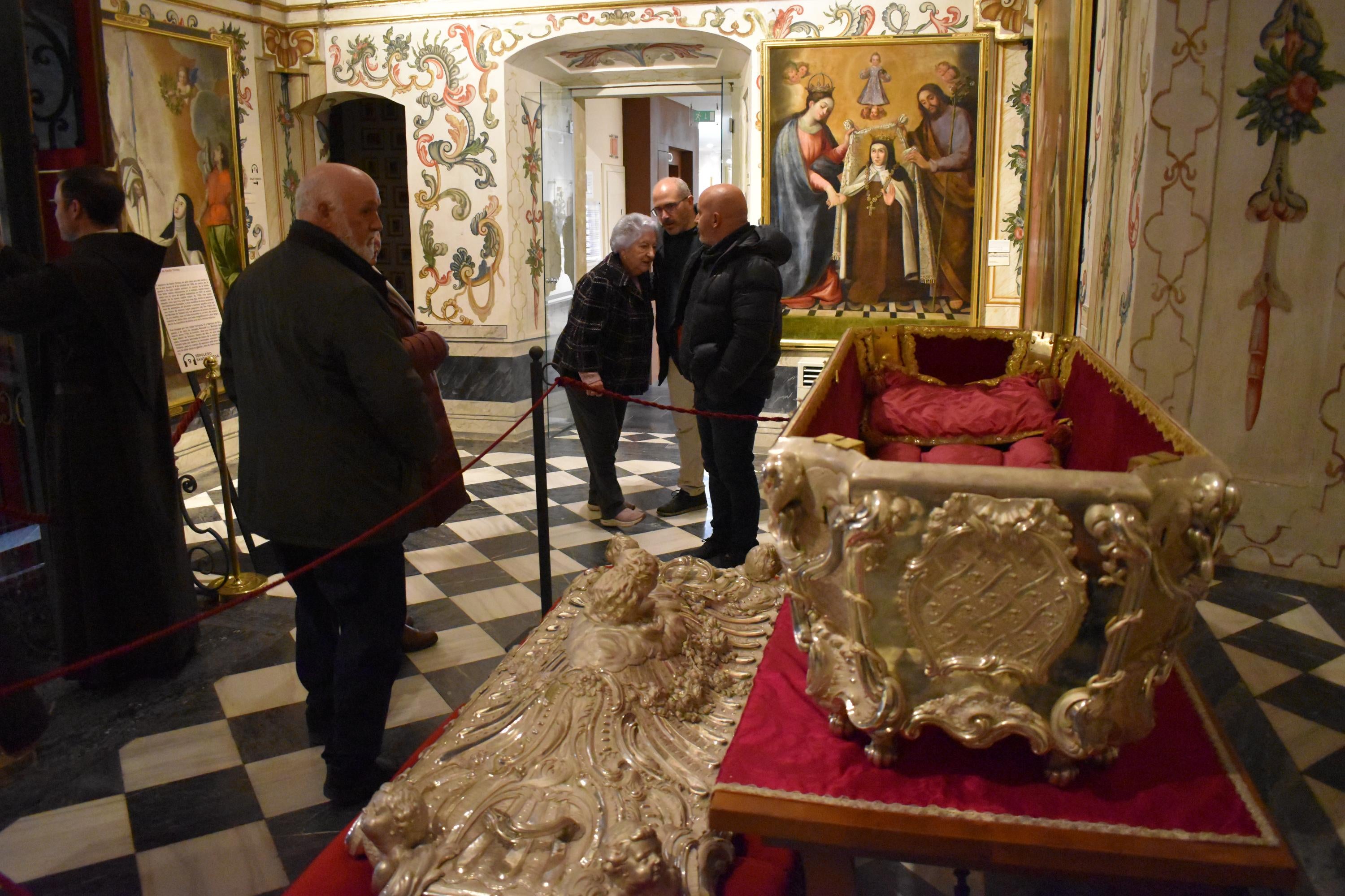 Alba de Tormes venera la urna de plata de Santa Teresa a la espera del cuerpo después de 111 años