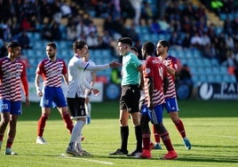 Amaro le protesta la roja a Casado a García Rey durante el choque de este domingo.