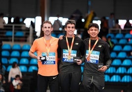 A la izquierda, Álvaro de Arriba, en el podio de la final de los 800 metros.