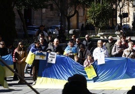 Asistentes a la manifestación de este domingo en favor de Ucrania.