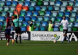 Imagen de la expulsión de Casado, en la tarde de este domingo, 23 de febrero, en el Estadio Helmántico.