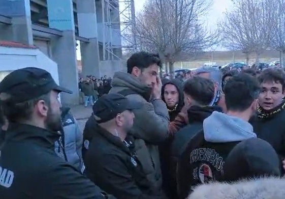 Jon Villanueva y Diego Benito, hablando con los aficionados del Salamanca UDS tras la derrota sufrida ante la Unión Deportiva Llanera.