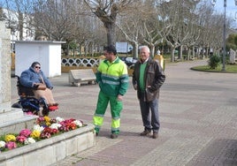 José Manuel Jerez y un trabajador municipal en La Glorieta