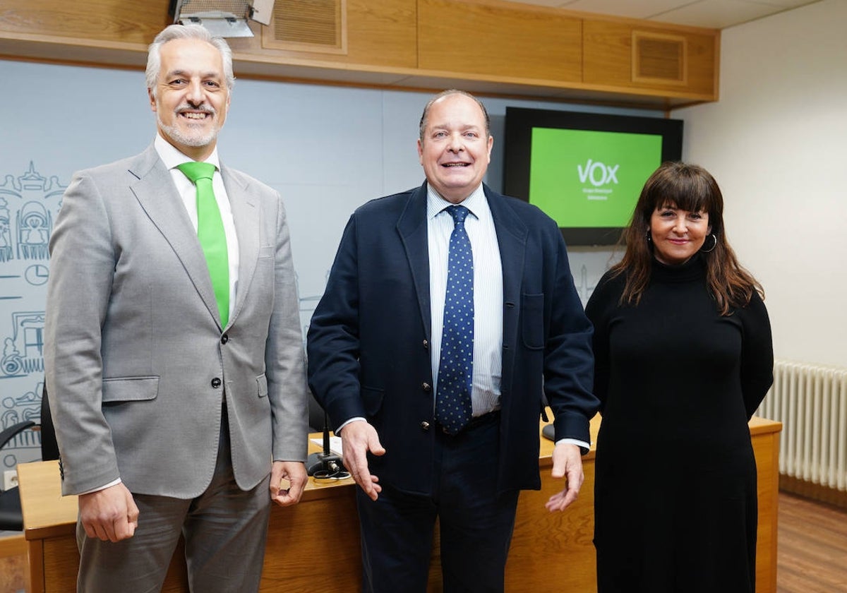 Alejandro Pérez de la Sota, Ignacio Rivas y María Carpio, en la última rueda de prensa conjunta del Grupo Vox.