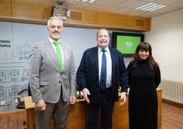 Alejandro Pérez de la Sota, Ignacio Rivas y María Carpio, en la última rueda de prensa conjunta del Grupo Vox.