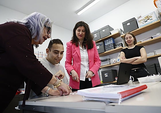 Miryam Rodríguez, la concejala de Familia e Igualdad de Oportunidades del Ayuntamiento, junto a un chico con autismo este lunes en el Centro de Día Los Cedros.