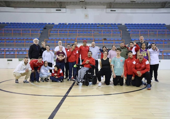 La Escuela de Baloncesto de Aviva cuenta con un importante número de participantes.