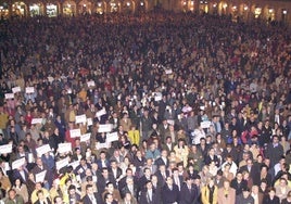 Imagen de la protesta contra la barbarie terrorista organizada en la Plaza Mayor de Salamanca en el año 2000.