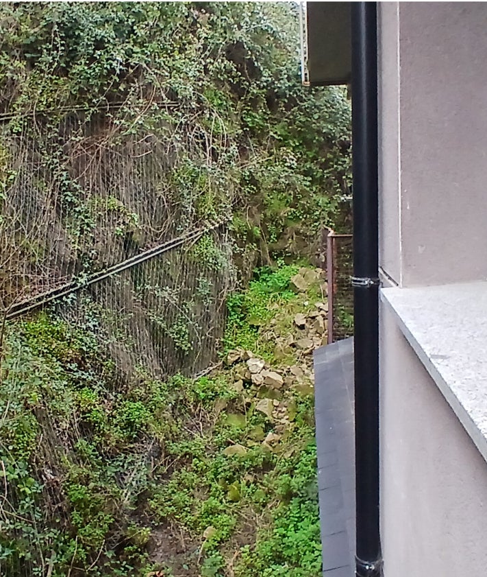 Imagen secundaria 2 - Los afectados por el talud desplomado sobre un edificio en Béjar claman por una solución definitiva catorce años después