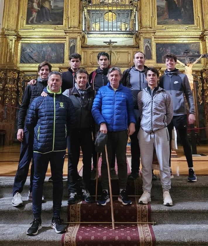 Imagen secundaria 2 - Varios momentos de la peregrinación de los toreros salmantinos desde la capital hasta Alba de Tormes.