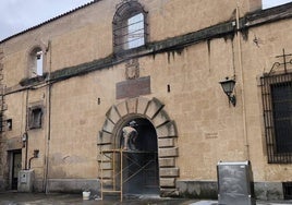 Un operario repara este martes el arco del seminario de Carvajal, dañado recientemente por un camión de la basura.