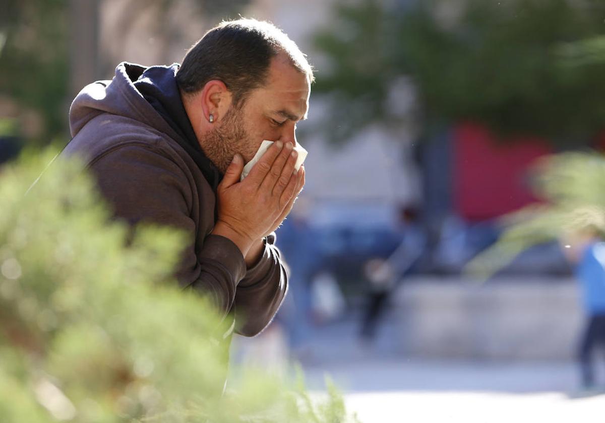 Un hombre con síntomas de congestión nasal producida por la alergia.