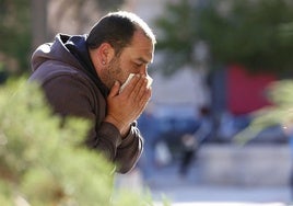 Un hombre con síntomas de congestión nasal producida por la alergia.