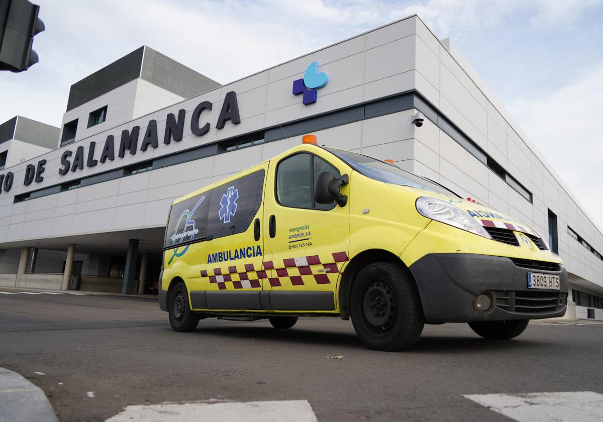 Una ambulancia, estacionada en el Hospital de Salamanca.