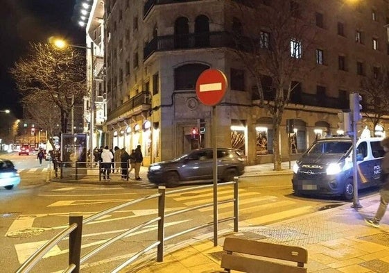 Varios testigos, durante la intervención de Bomberos.