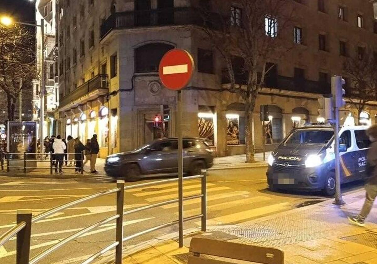 Varios testigos durante la intervención de Bomberos.