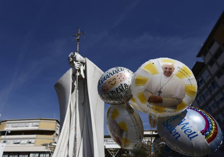 Obsequios colocados en las afueras del Hospital Gemelli de Roma en homenaje al Papa Francisco.