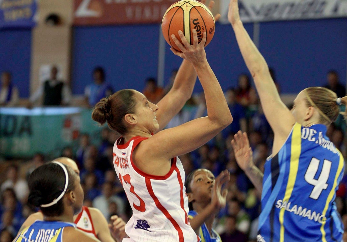 Diana Taurasi, defendida por Anke de Mondt, en la final de la Euroliga de 2009 en el Multiusos.