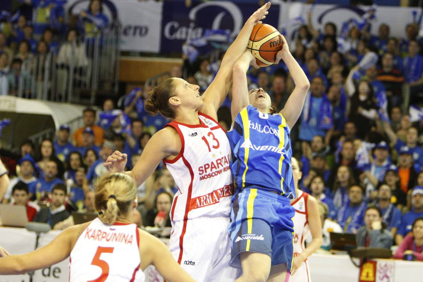 Final Four de la Euroliga femenina en Würzburg. Final Spartak de Moscú vs Halcón Avenida (85-70). El Spartak ganó su tercera Euroliga consecutiva. Taurasi y Silvia Domínguez. 