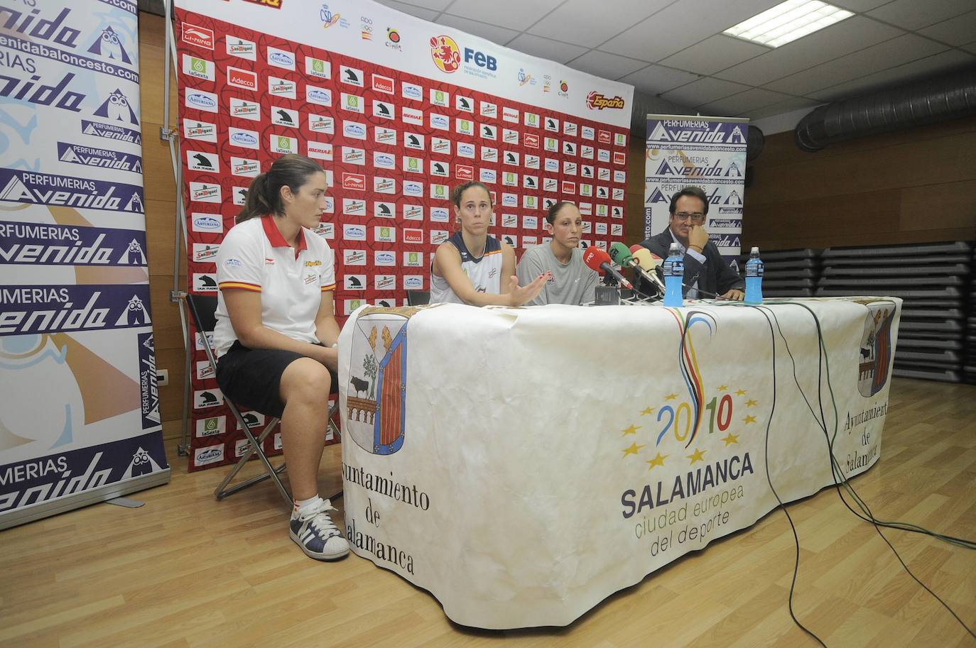 Diana Taurasi, junto a Naia Fernández, Amaya Valdemoro y Jorge Recio en la presentación del Torneo Internacional amistoso entre las selecciones de España, Estados Unidos, Australia y Senegal. 