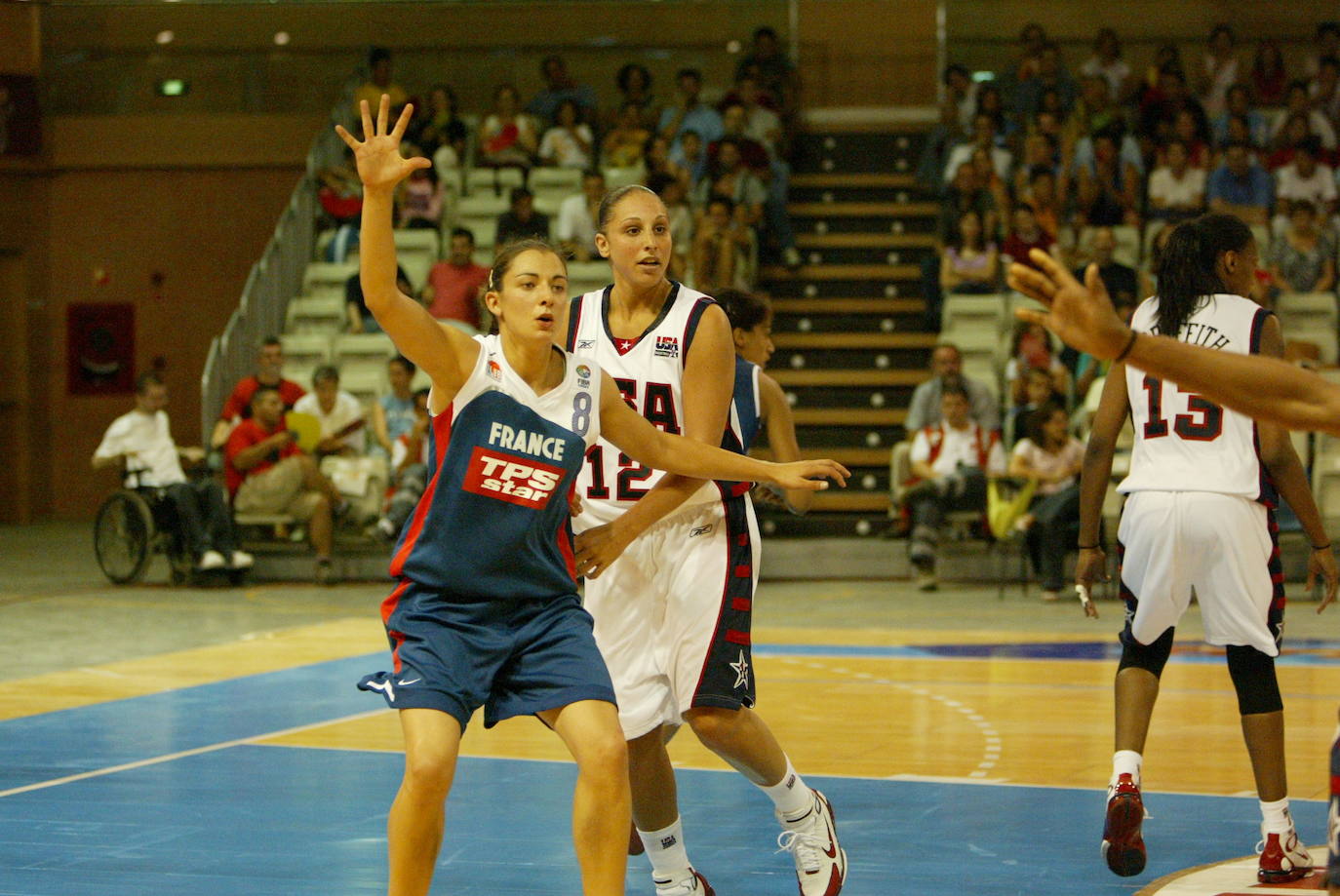 Torneo Ciudad de Salamanca de baloncesto femenino en el Multiusos. Semifinal Francia vs. Estados Unidos (38-68). Diana Taurasi junto a la experfumera Hermouet