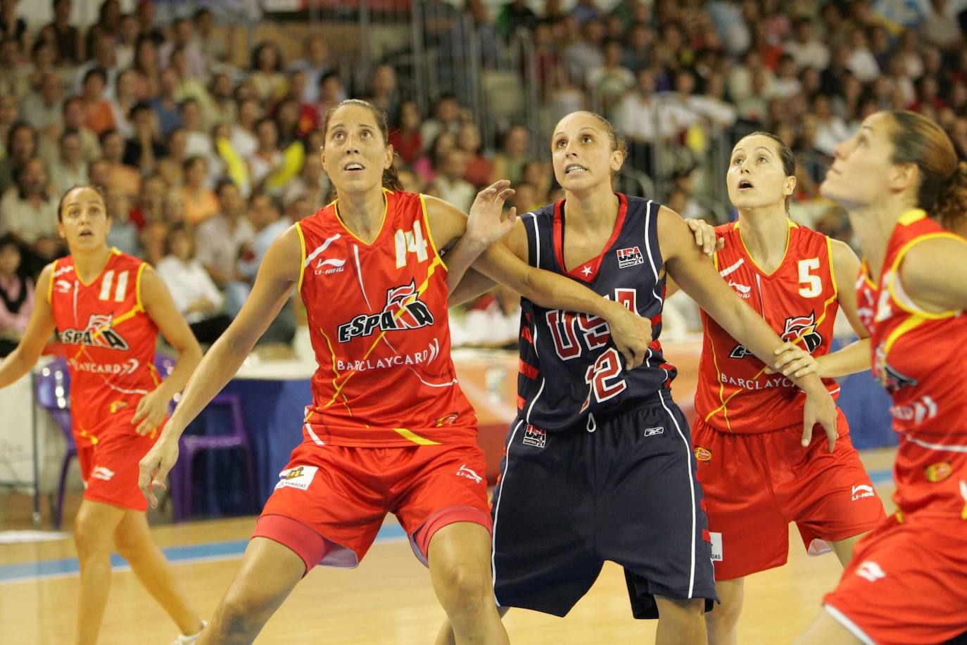 Torneo Ciudad de Salamanca de baloncesto femenino en el Multiusos. Final España vs. Estados Unidos (61-77). Diana Taurasi y Marina Ferragut bajo el aro 