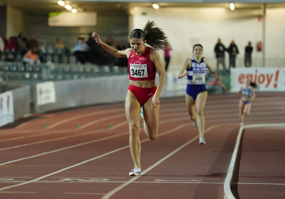 Carla Rodríguez, imponiéndose el pasado fin de semana en los 400 metros del Autonómico sub 20.