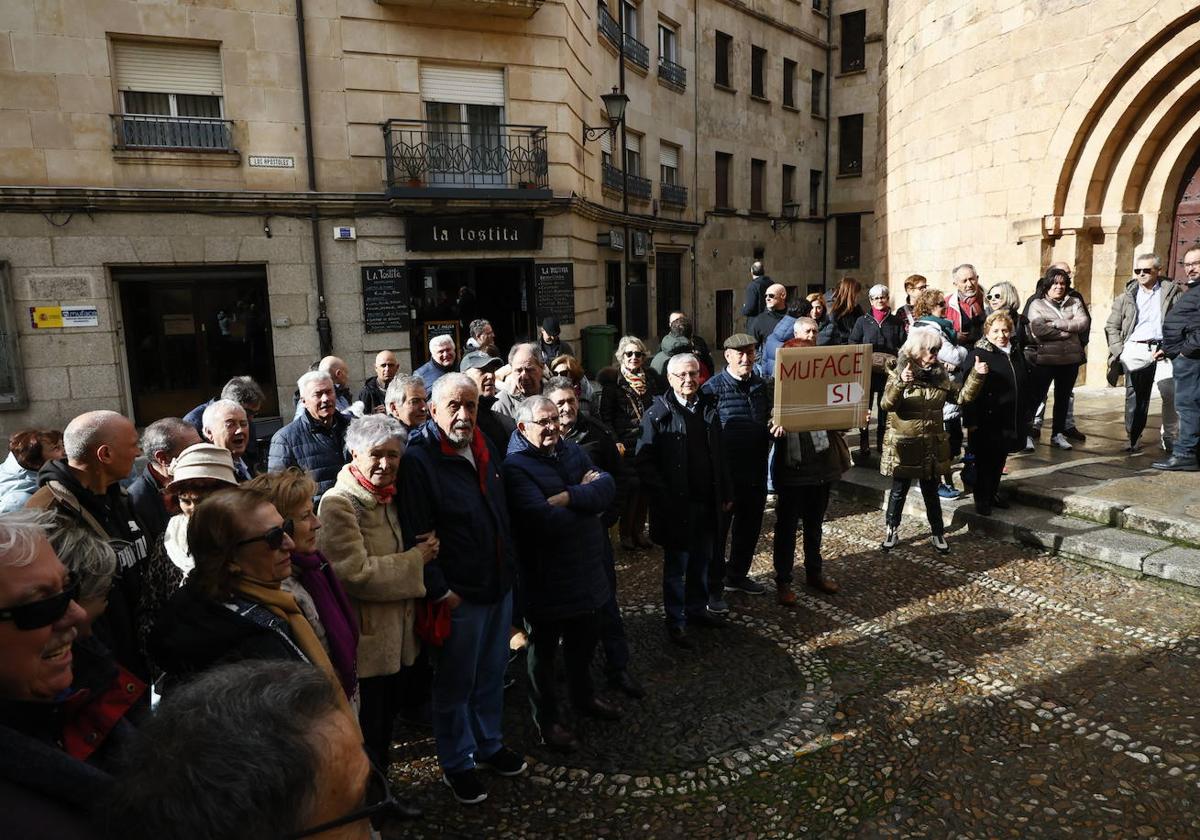 Imagen de una concentración de afectados por el caso Muface en Salamanca.