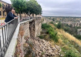 El regidor, Exuperancio Benito, contemplando los tramos de la muralla de Ledesma desplomados.