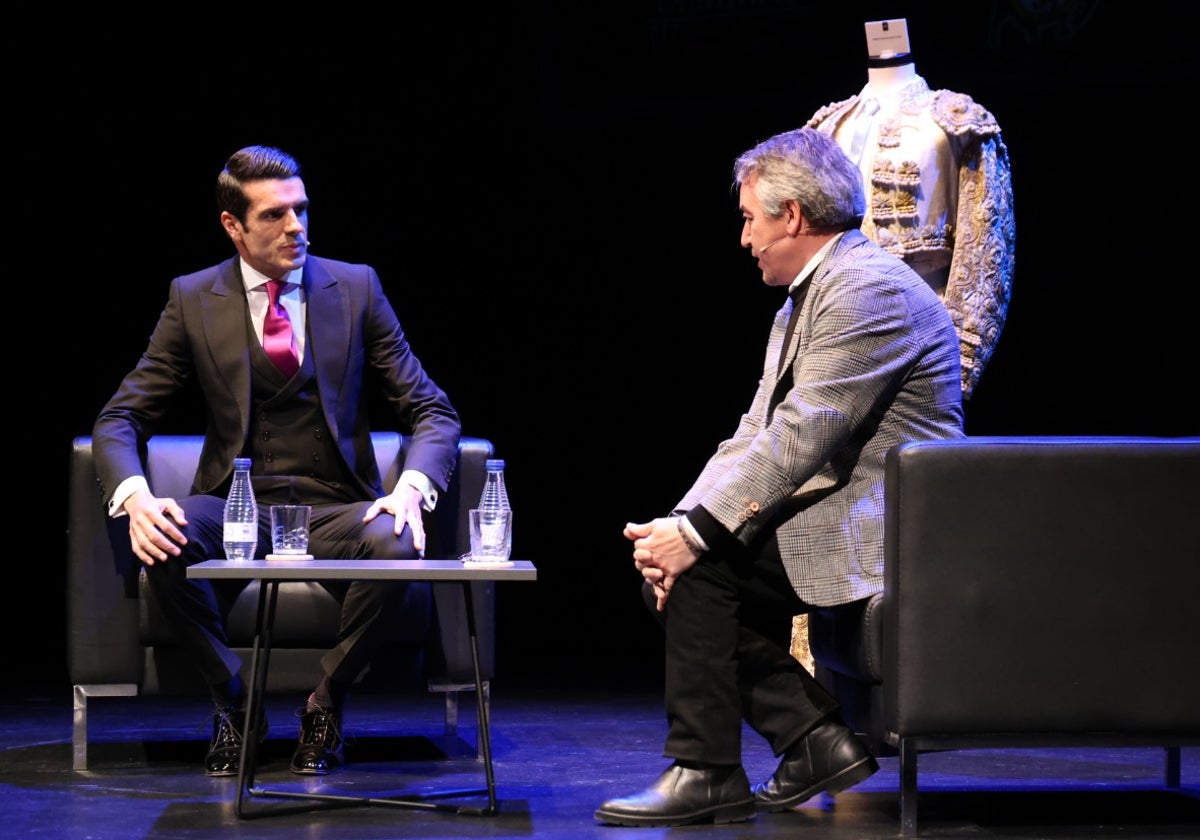 Emilio de Justo y Juan Bazaga, en la entrevista en el Teatro Liceo.