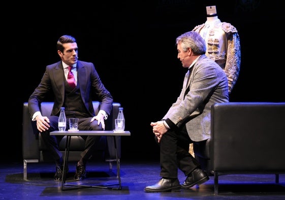 Emilio de Justo y Juan Bazaga, en la entrevista en el Teatro Liceo.