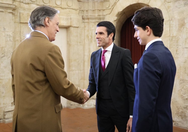 Emilio de Justo saluda al alcalde Carlos García Carbayo, en presencia de Carlos Fuentes, presidente de JTS.