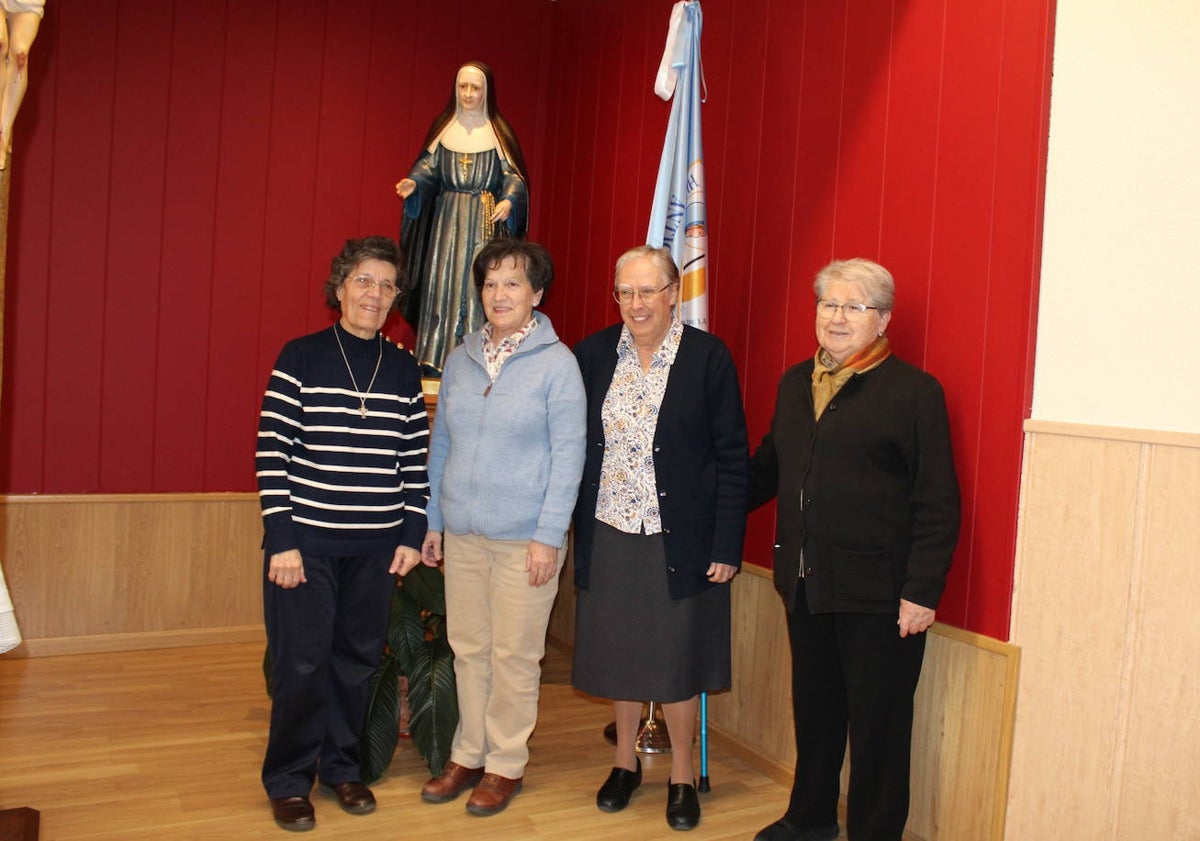 Imagen principal - Hermanas de la congregación del centro de Béjar: Sor Socorro, Sor Rosa María, Sor María Elena y Sor Amparo, junto a la busto de la Madre Matilde en la capilla del colegio de Nuestra Señora del Castañar de Béjar.