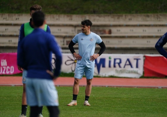 Álex Caramelo, en el entrenamiento de este jueves en Las Pistas.