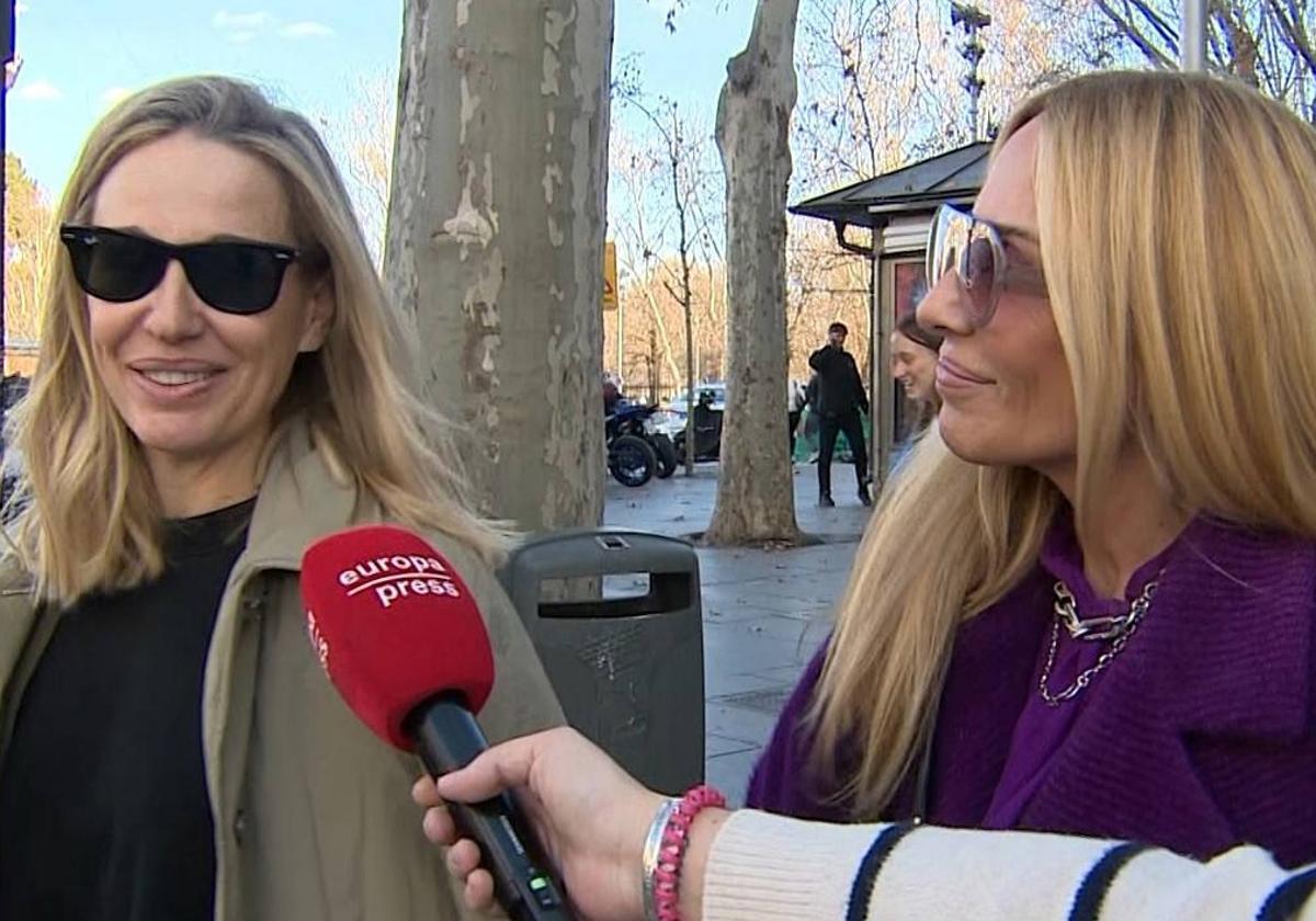 Carola Baleztena, junto a Marta Sánchez en la calle.