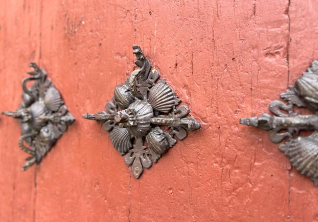 Clavos de la puerta de la Universidad de Salamanca.