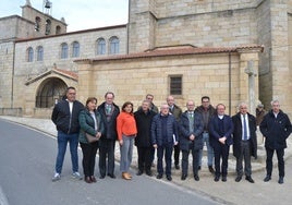 Autoridades delante de la iglesia del municipio