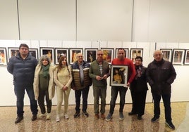 Hermanos mayores de cofradías y miembros del jurado muestran la imagen ganadora del concurso.