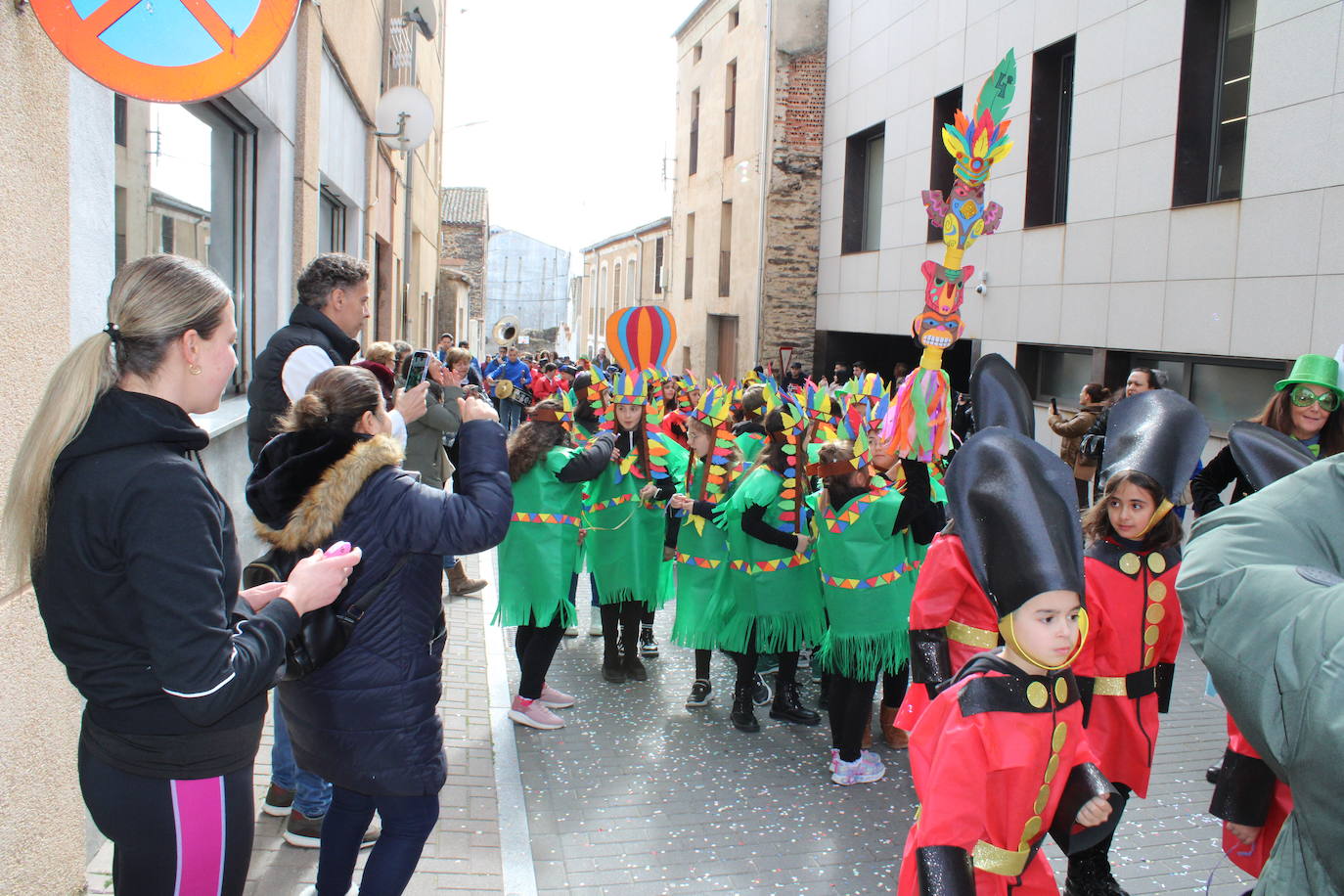 El desfile escolar hace vibrar a Guijuelo con una jornada llena de colorido y música