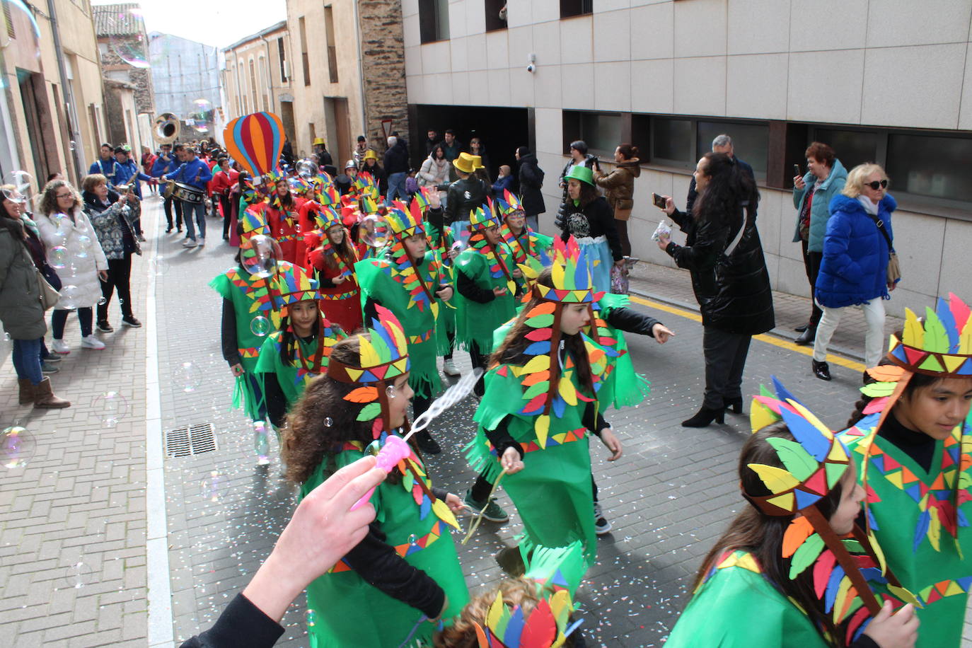 El desfile escolar hace vibrar a Guijuelo con una jornada llena de colorido y música