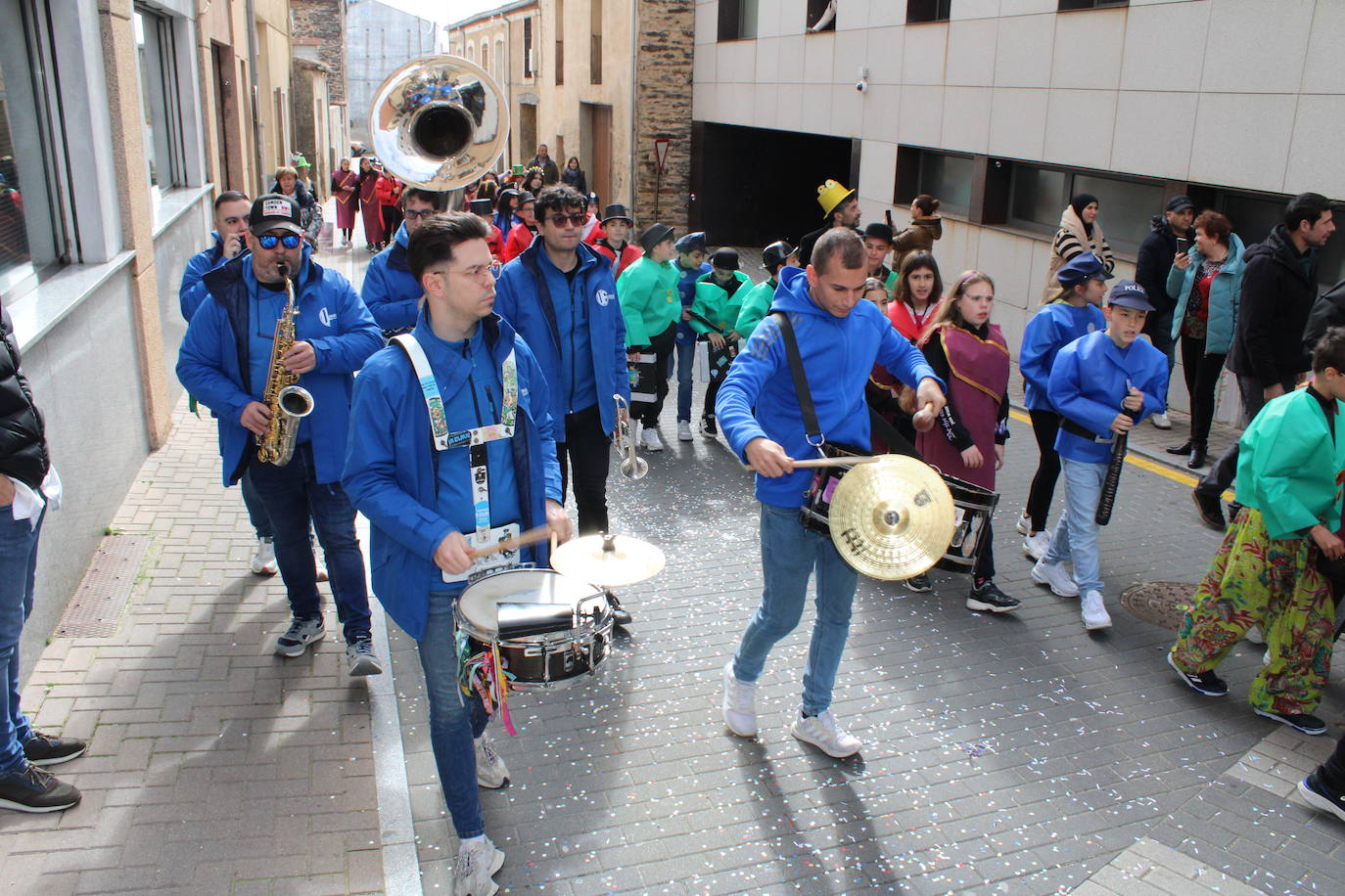 El desfile escolar hace vibrar a Guijuelo con una jornada llena de colorido y música