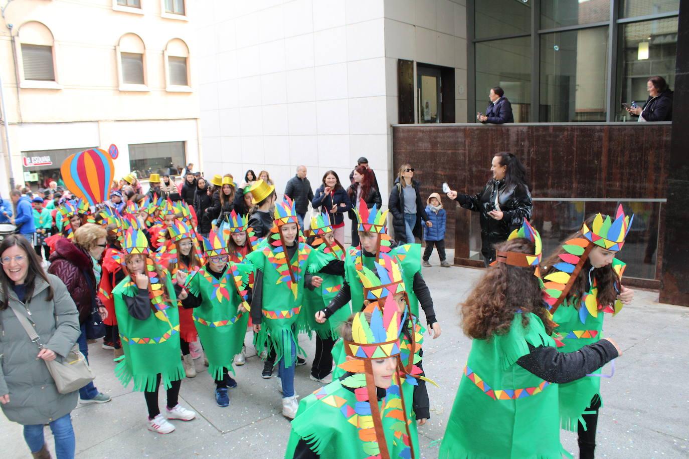 El desfile escolar hace vibrar a Guijuelo con una jornada llena de colorido y música