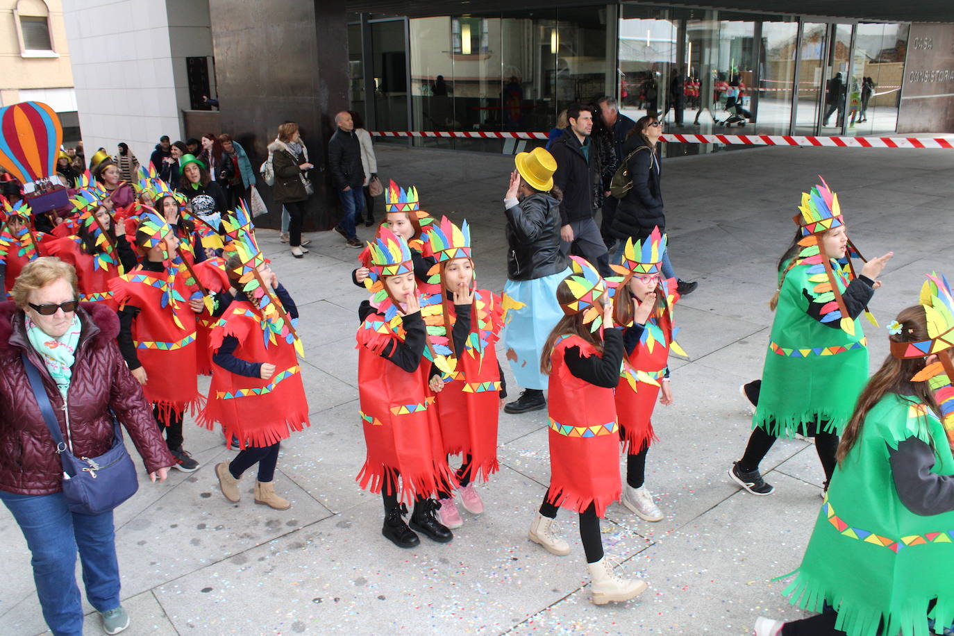 El desfile escolar hace vibrar a Guijuelo con una jornada llena de colorido y música