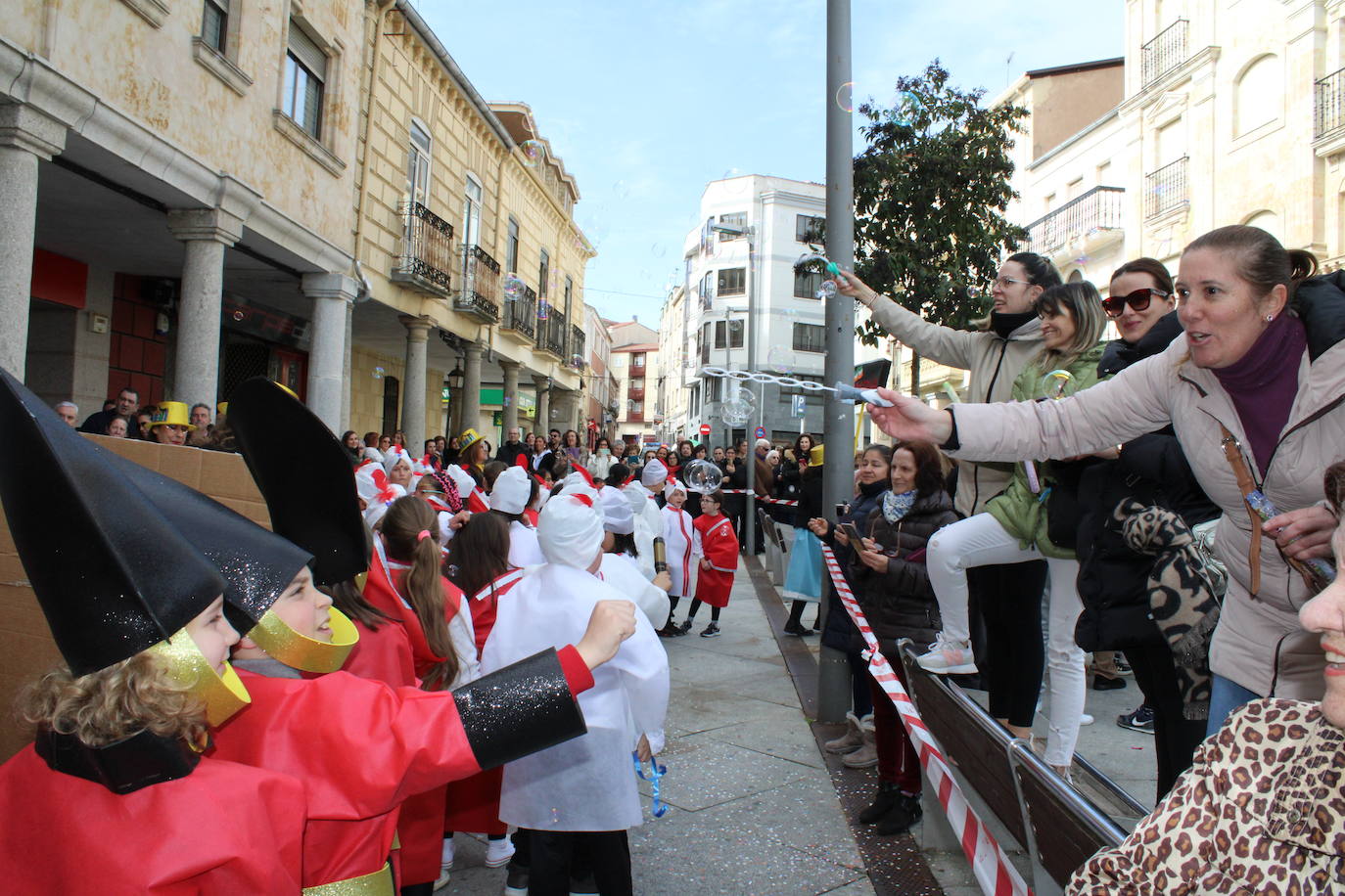 El desfile escolar hace vibrar a Guijuelo con una jornada llena de colorido y música