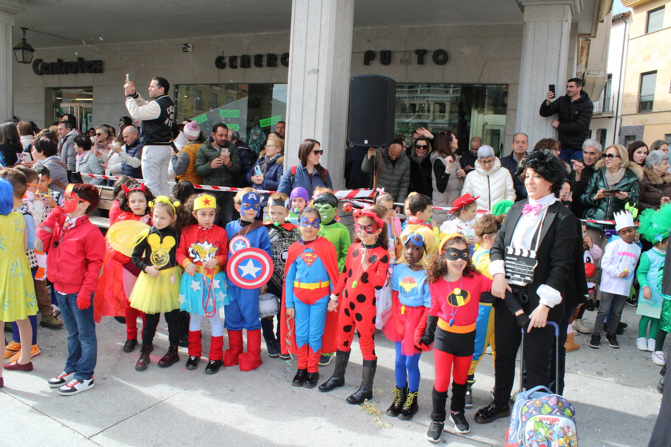 El desfile escolar hace vibrar a Guijuelo con una jornada llena de colorido y música