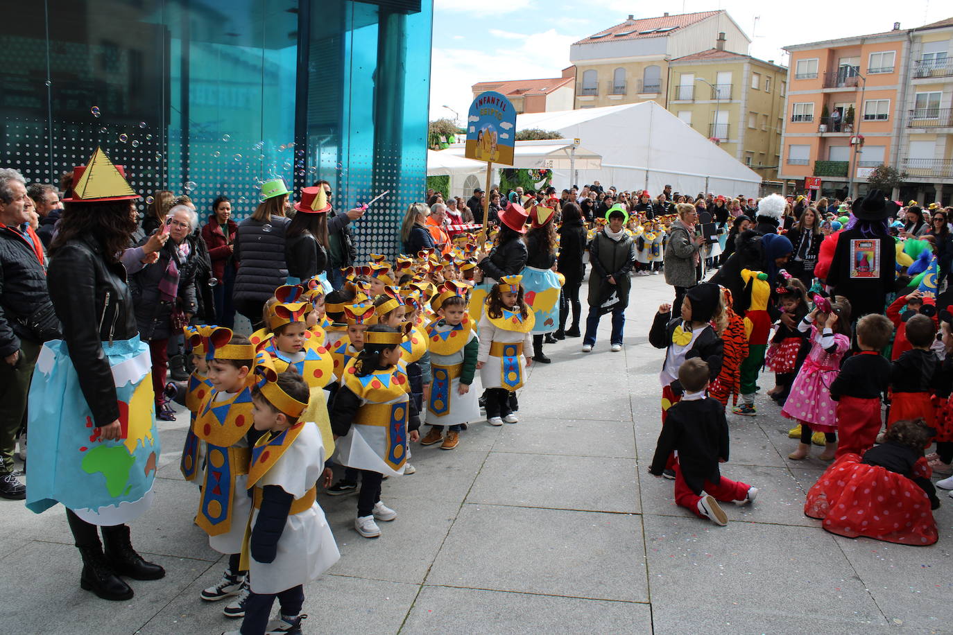 El desfile escolar hace vibrar a Guijuelo con una jornada llena de colorido y música