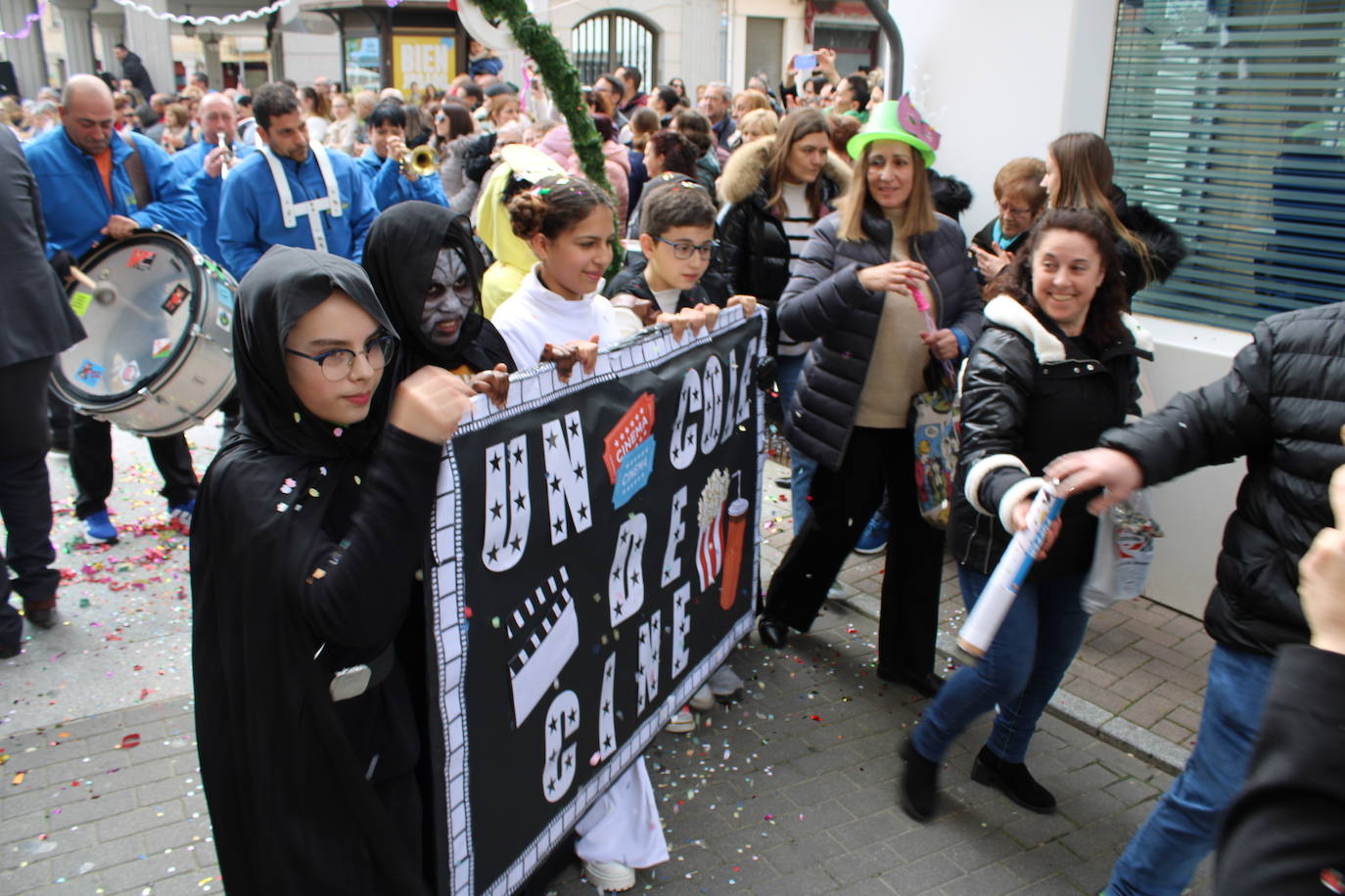 El desfile escolar hace vibrar a Guijuelo con una jornada llena de colorido y música